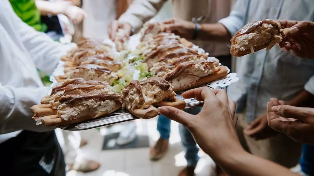 Bandeja de marineras durante una degustación en una fotografía de archivo