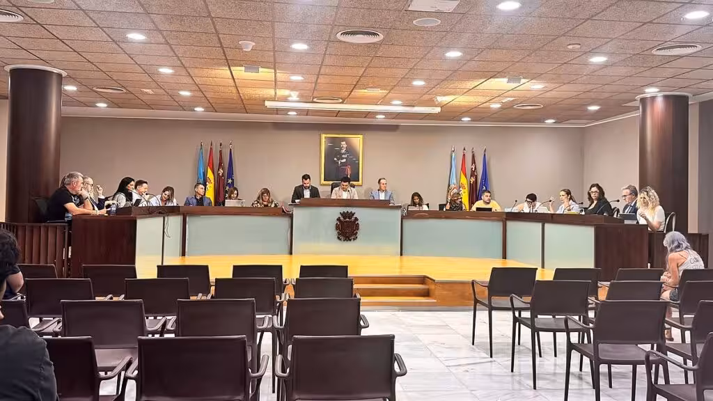 Vista del salón de plenos del Ayuntamiento de San Javier durante una sesión municipal