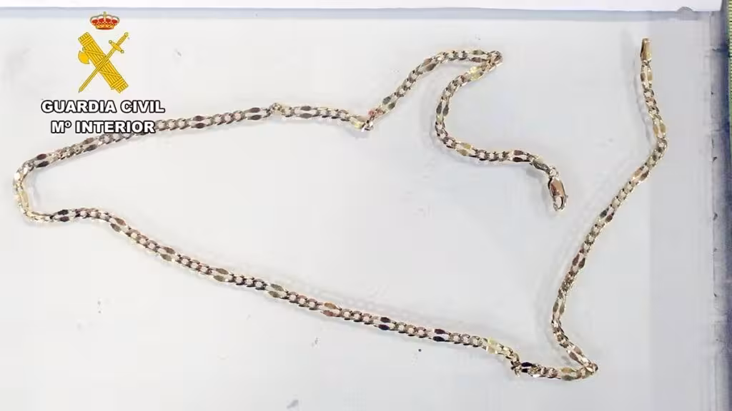 Goldkette auf einer hellen Unterlage auf einem Foto der Guardia Civil