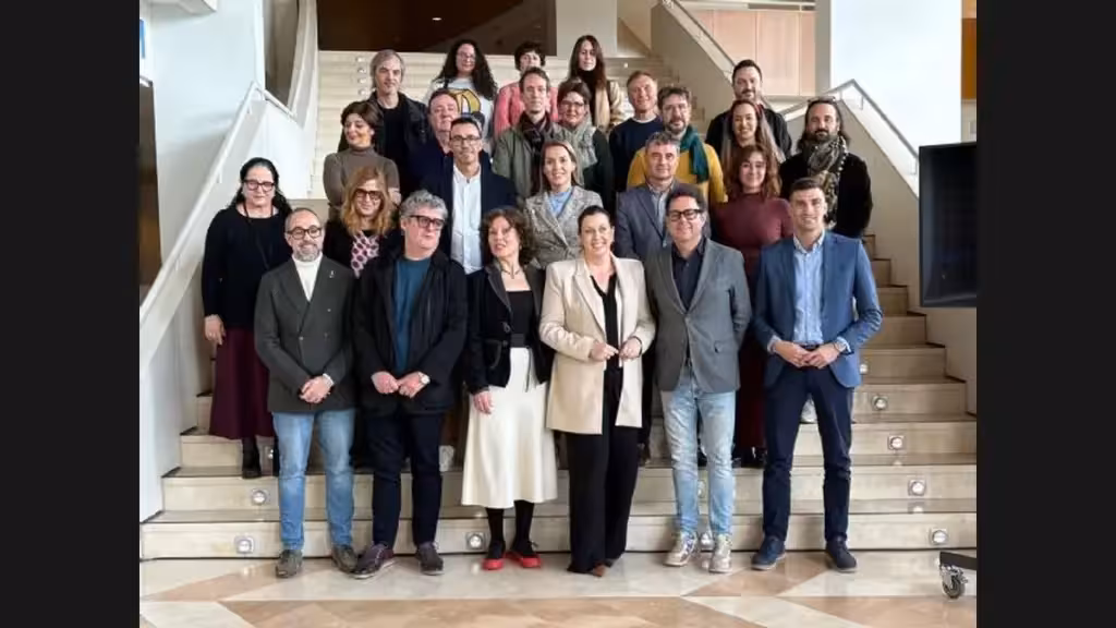 San Javier llevará tres obras a los escolares en 2027 con el circuito RE-CREA Fotografía de grupo en una escalera interior que acompaña la información del circuito RE-CREA