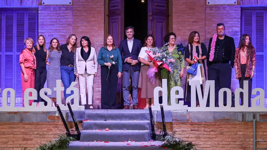 san-pedro-del-pinatar-pasarela-comercio-moda-24-octubre-2026-es Foto de grupo ante el Museo Barón de Benifayó durante San Pedro está de moda