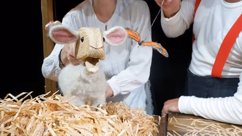 «BEEE!» llega a San Pedro del Pinatar el 15 de noviembre con entradas a 3 euros Títere de una oveja de madera y lana junto a una mariposa de utilería durante el espectáculo BEEE!