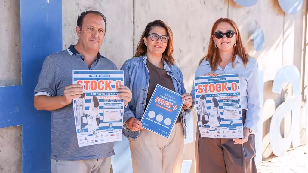 San Pedro del Pinatar estrenará la feria Stock 0 con 16 comercios del 6 al 8 de noviembre Tres personas muestran carteles y un pasaporte de la feria Stock 0 en San Pedro del Pinatar