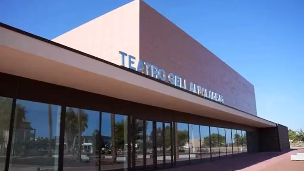 San Pedro del Pinatar bringt Theater, Wissenschaft und Oper ins Schulprogramm Fassade und verglaster Eingang des Teatro Geli Albaladejo in San Pedro del Pinatar