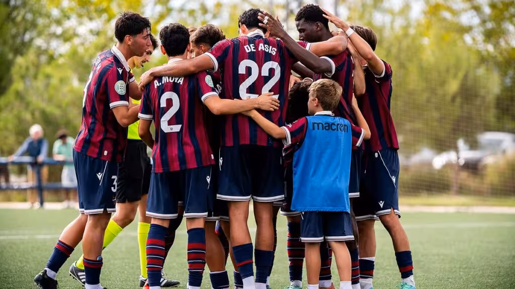 Spieler von Atlético Levante umarmen sich auf dem Fußballplatz in Buñol