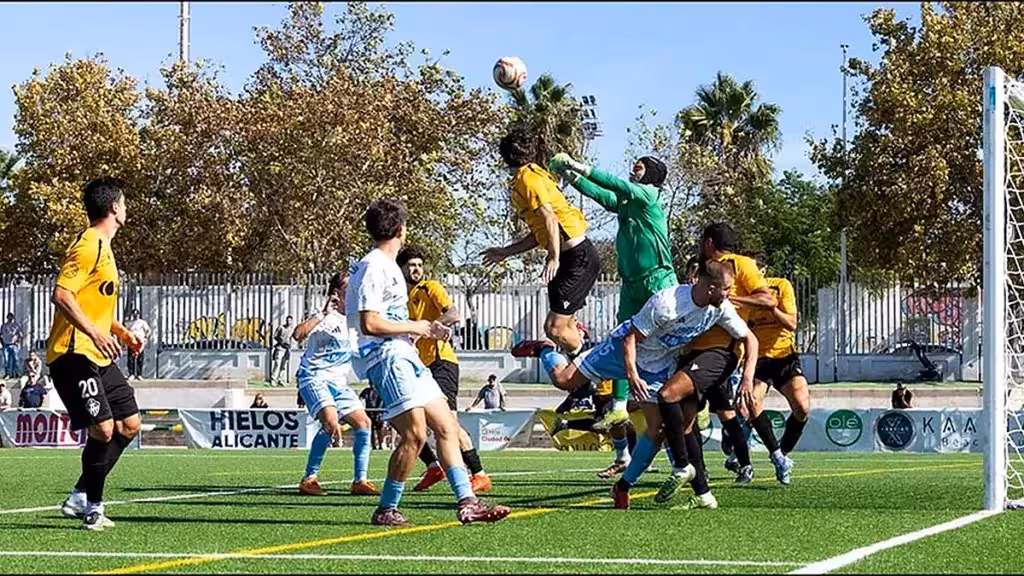 Jugadores disputan un balón aéreo junto a la portería durante el SC Torrevieja-Ontinyent