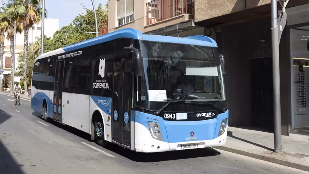 suena-torrevieja-motion-bus-service-monitoring-october-2026-en A blue and white Torrevieja city bus on an urban street