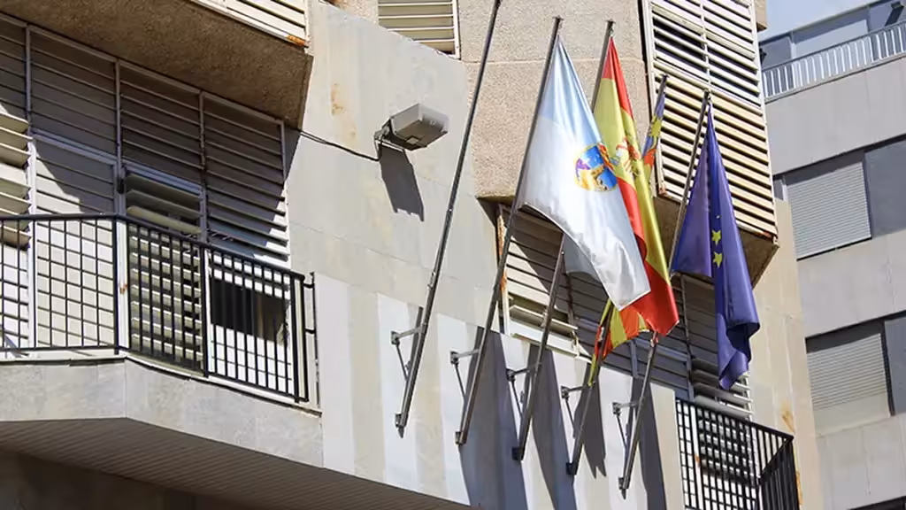 Fachada del Ayuntamiento de Torrevieja con banderas, en una fotografía de archivo