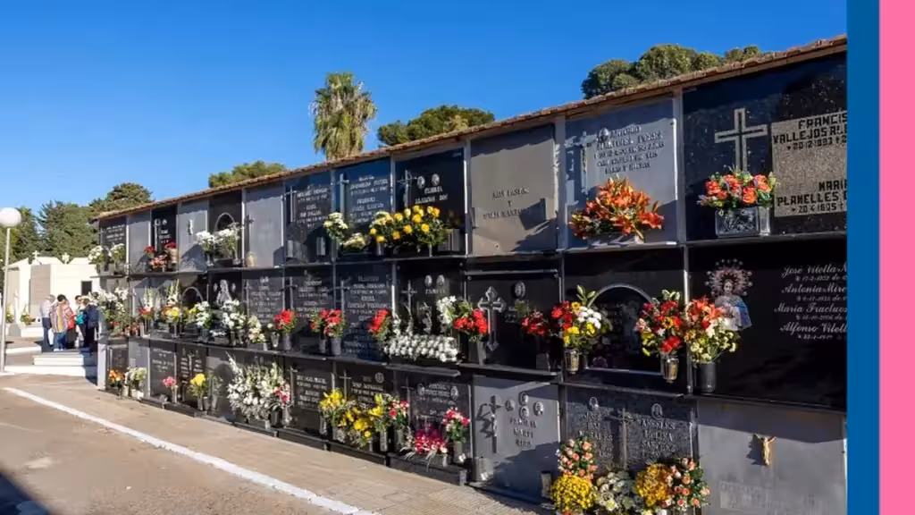 Vista de archivo de una fila de nichos del cementerio de Torrevieja, sin identificar las unidades del expediente.