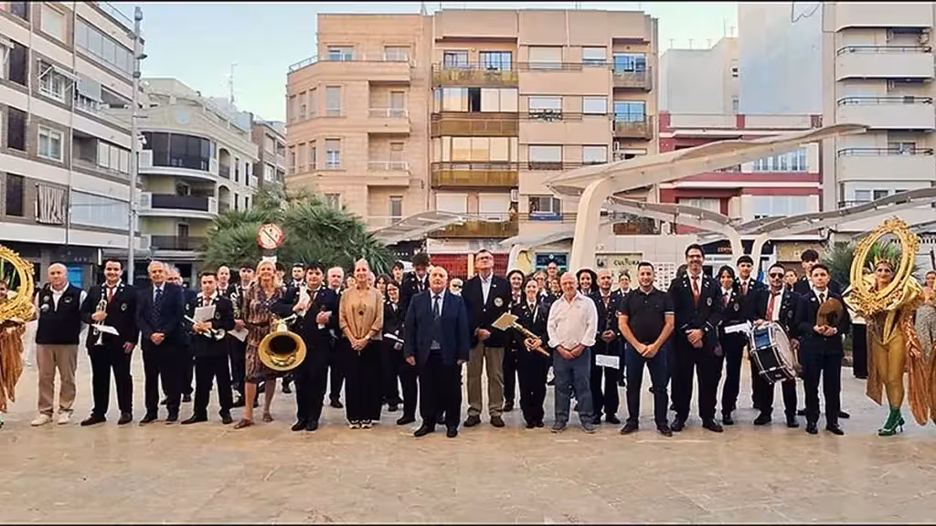 Musiker und Teilnehmende bei der Eröffnung der Angel-WM neben Karnevalsmitgliedern in goldenen Kostümen