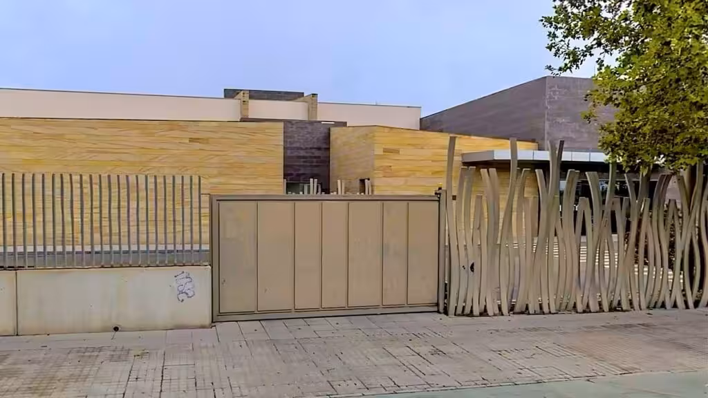 torrevieja-mantiene-punto-encuentro-familiar-soler-es Fachada de un edificio con puerta metálica, verja y arbolado.