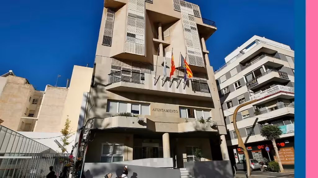 torrevieja-septimo-puesto-nacional-dyntra-octubre-2026-es Fachada del Ayuntamiento de Torrevieja con banderas