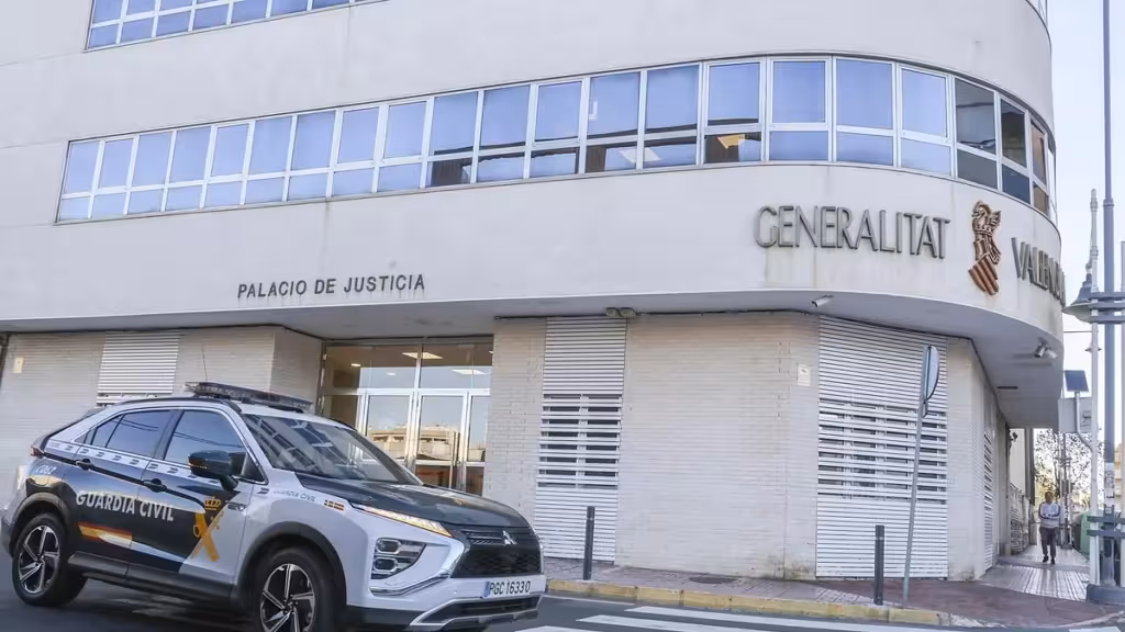 Un juzgado de Torrevieja suspende el desahucio de una persona mayor vulnerable Fachada del Palacio de Justicia de Torrevieja con un vehículo de la Guardia Civil delante