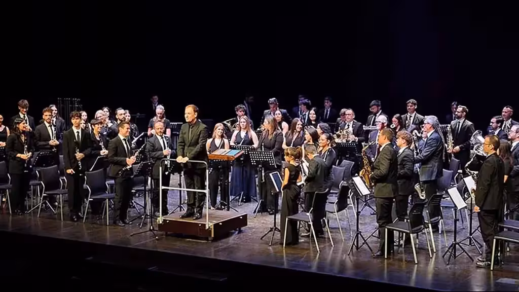 Die Musiker der Unión Musical Torrevejense stehen auf der Bühne des Stadttheaters