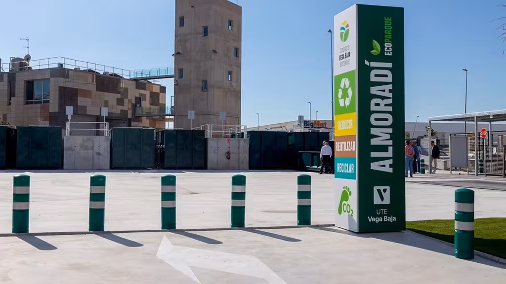 Los Montesinos y Rojales, en la red de ecoparques que recibirá mejoras con ayudas de 270.000 euros Acceso al ecoparque de Almoradí, con contenedores y señalización de reciclaje.