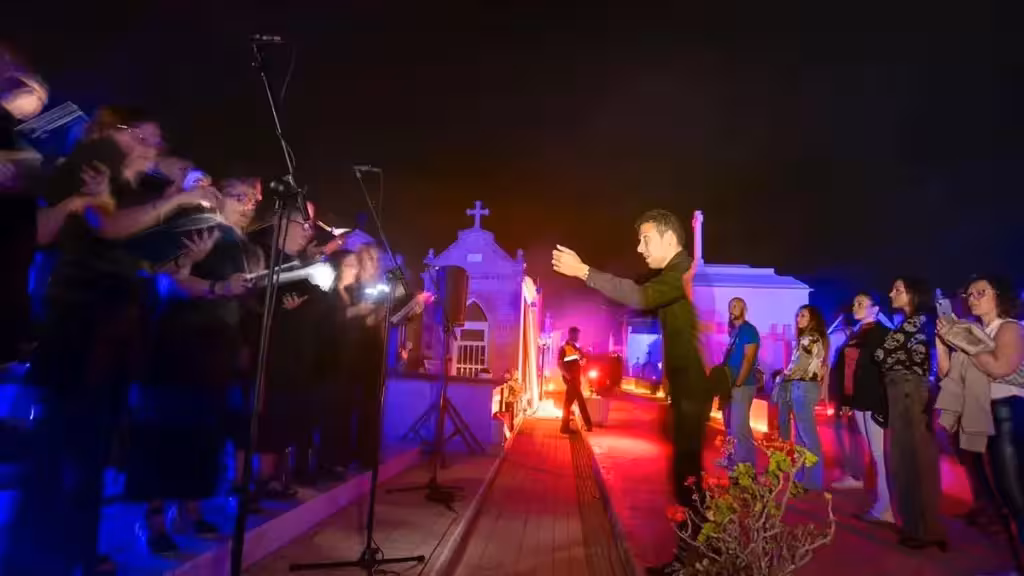 Chor und Dirigent auf einem beleuchteten Friedhof beim Tenorio in San Javier, auf einem kommunalen Archivfoto