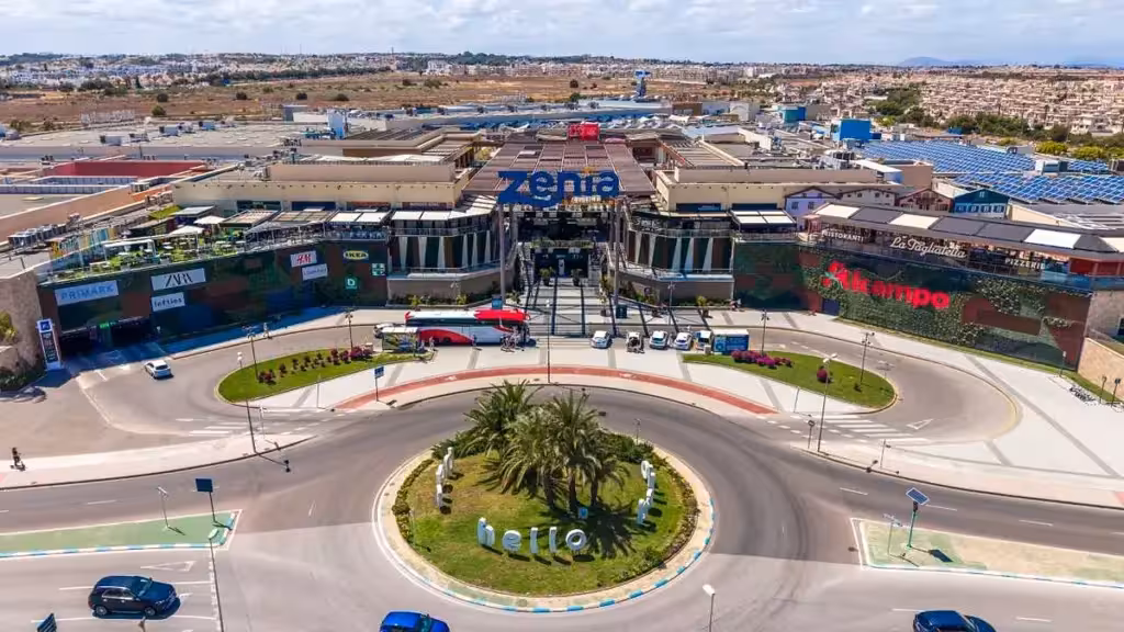 Archivaufnahme des Eingangs von Zenia Boulevard und des Kreisverkehrs vor dem Einkaufszentrum